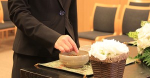 お焼香マナー。喪主や遺族・参列者、立場別の基本作法