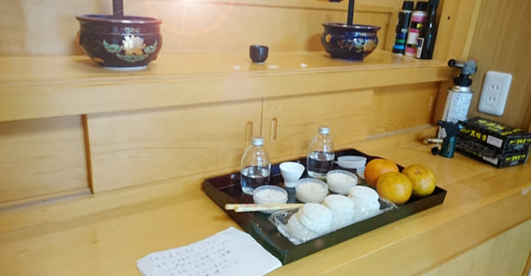 家族の無事を願う「家庭での拝み（願立て）」