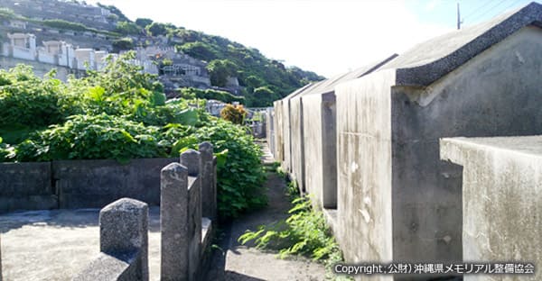 沖縄ではむやみに墓参りをしない
