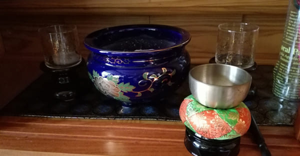 香炉（ウコール）の灰——整え方と安全な処分